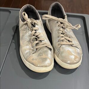 Stylish Women's Sneakers in Gray
